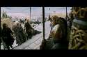 Aragorn, Gandalf et Legolas devant le palais d'Edoras